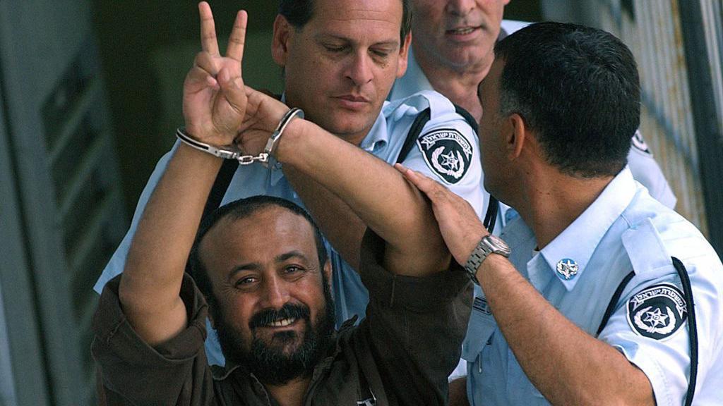 مروان البرغوثي المعتقل في السجون الإسرائيلية منذ عام 2002، قد يكون خياراً توافقياً لتسلم السلطة الفلسطينية