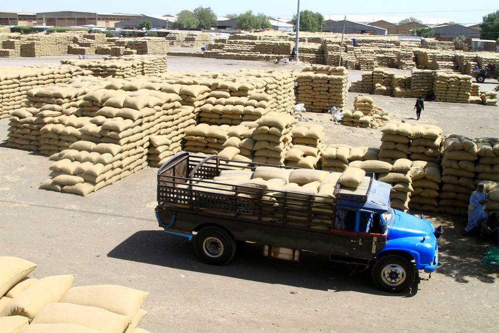GETTY IMAGES شاحنات تحمل الحبوب من المخازن في القضارف شرقي البلاد إلى المتضررين من الحرب