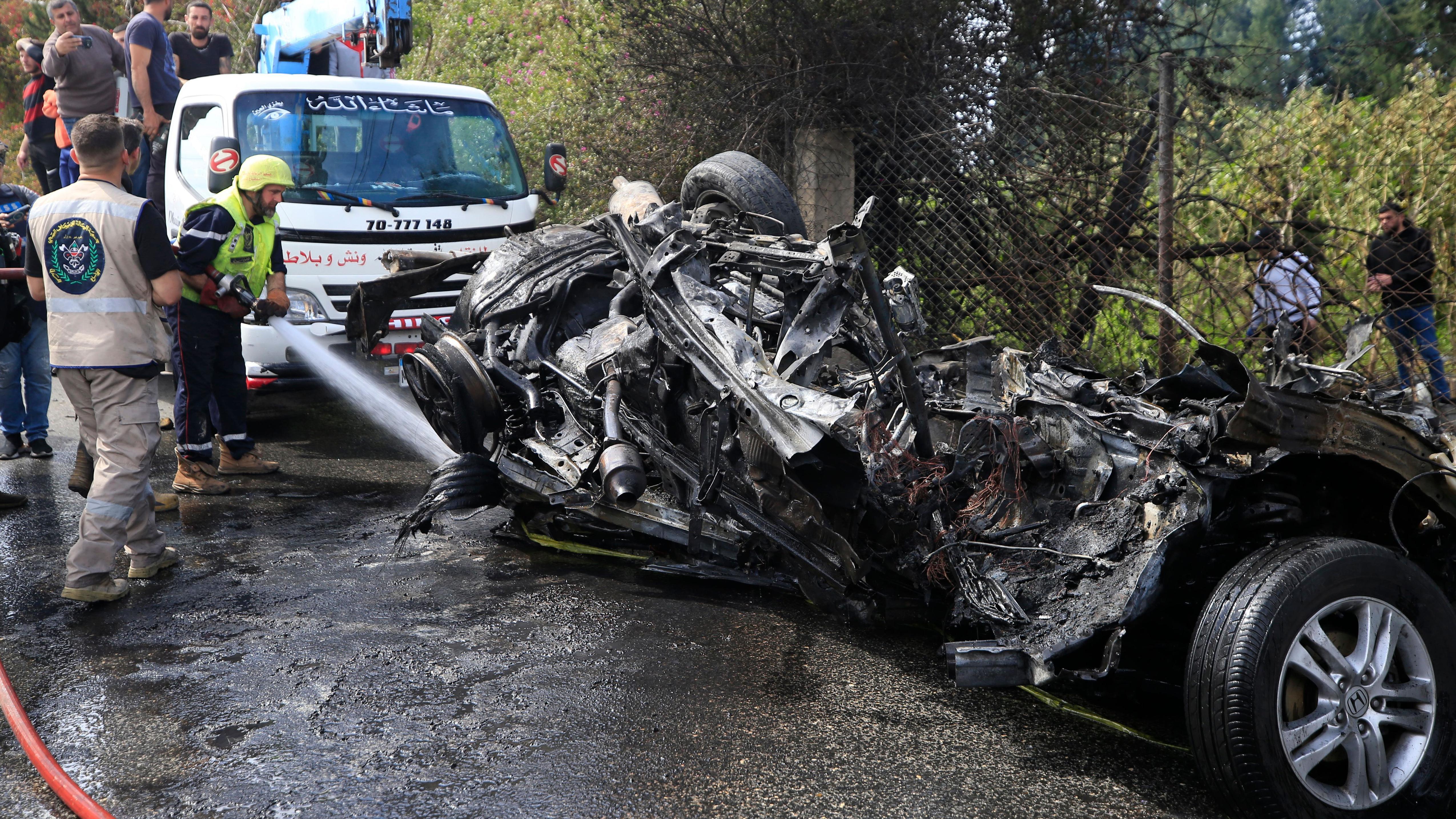 رجل إطفاء يقوم بإخماد سيارة محترقة استهدفتها طائرة إسرائيلية بدون طيار على طريق الحوش، بالقرب من مدينة صور الساحلية