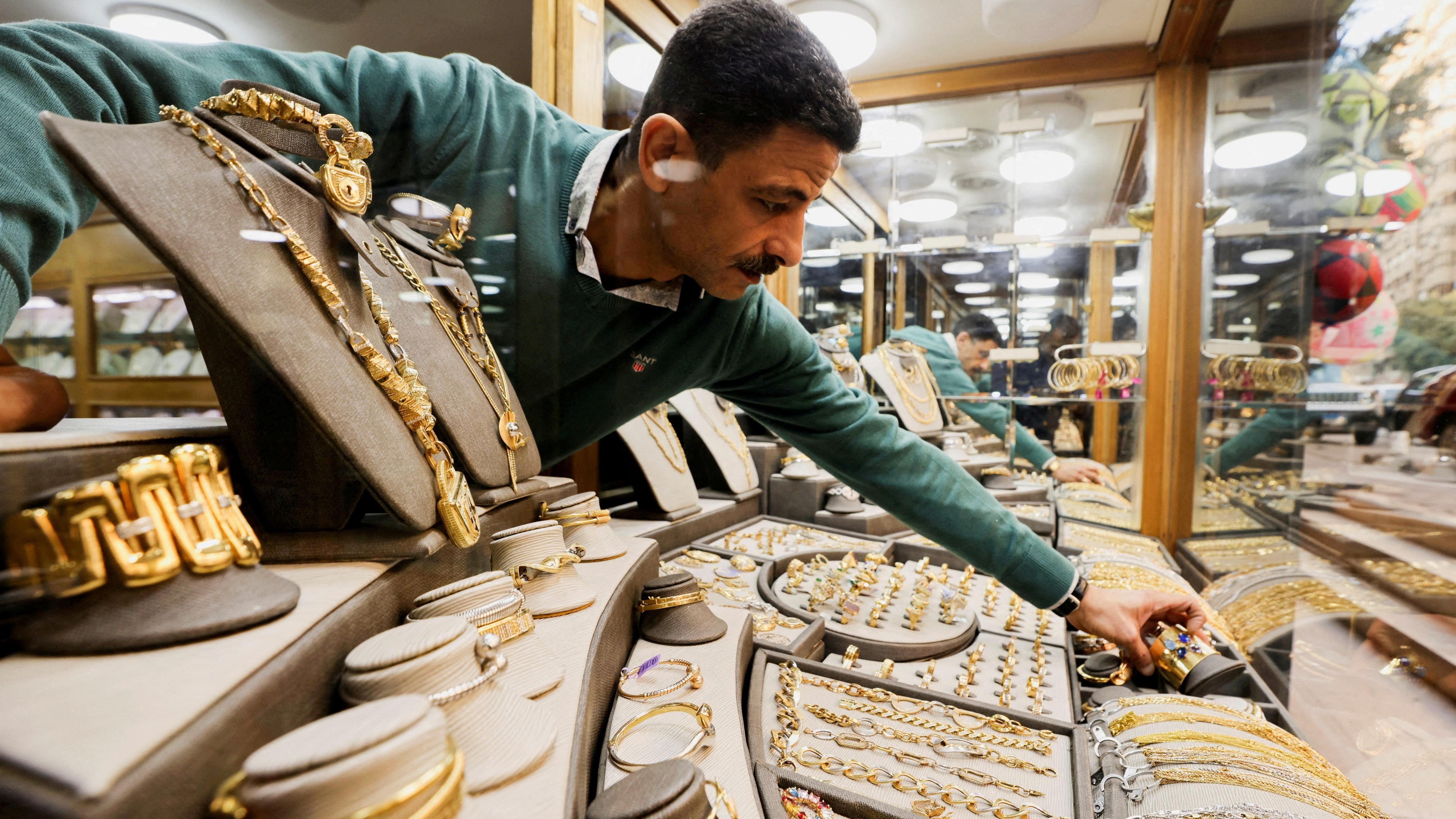 Reuters | بائع في منطقة سوق الذهب في القاهرة، مصر، 8 ديسمبر/كانون الأول 2022