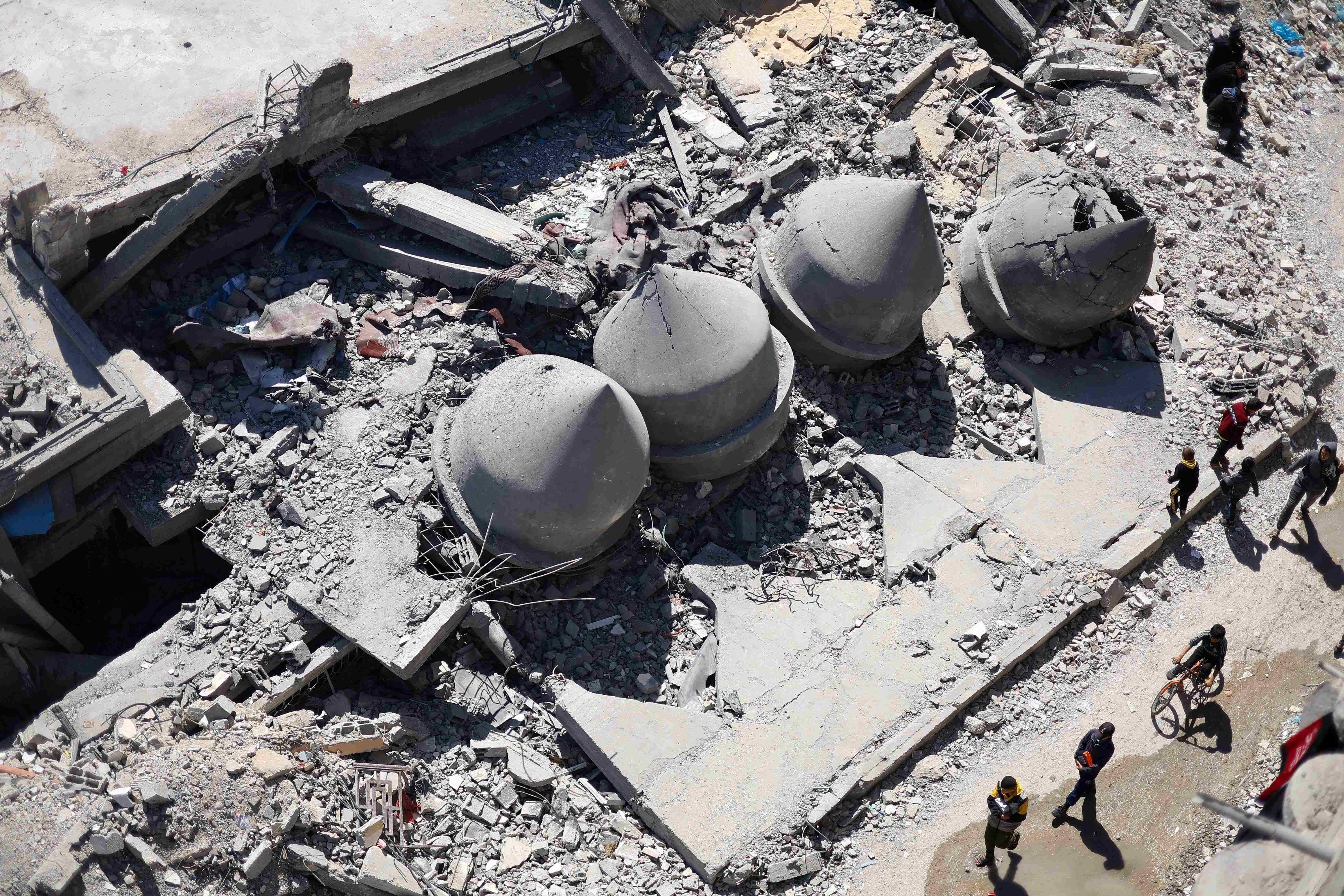 أنقاض مسجد مدمّر في رفح