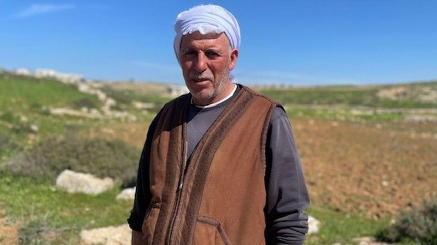 يقول المزارع الفلسطيني فارس سمامرة إنه غادر منزله مع عائلته، بعد تعرضه لهجوم من قبل مستوطنين إسرائيليين