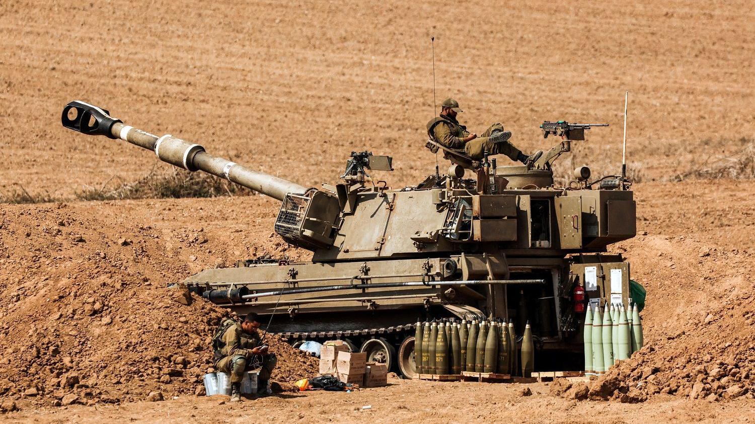 جندي إسرائيلي على متن دبابة في غزة