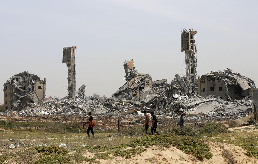 مشهد للمباني المدمرة جراء الهجمات الإسرائيلية على دير البلح وسط غزة في 28 آذار (مارس) 2024