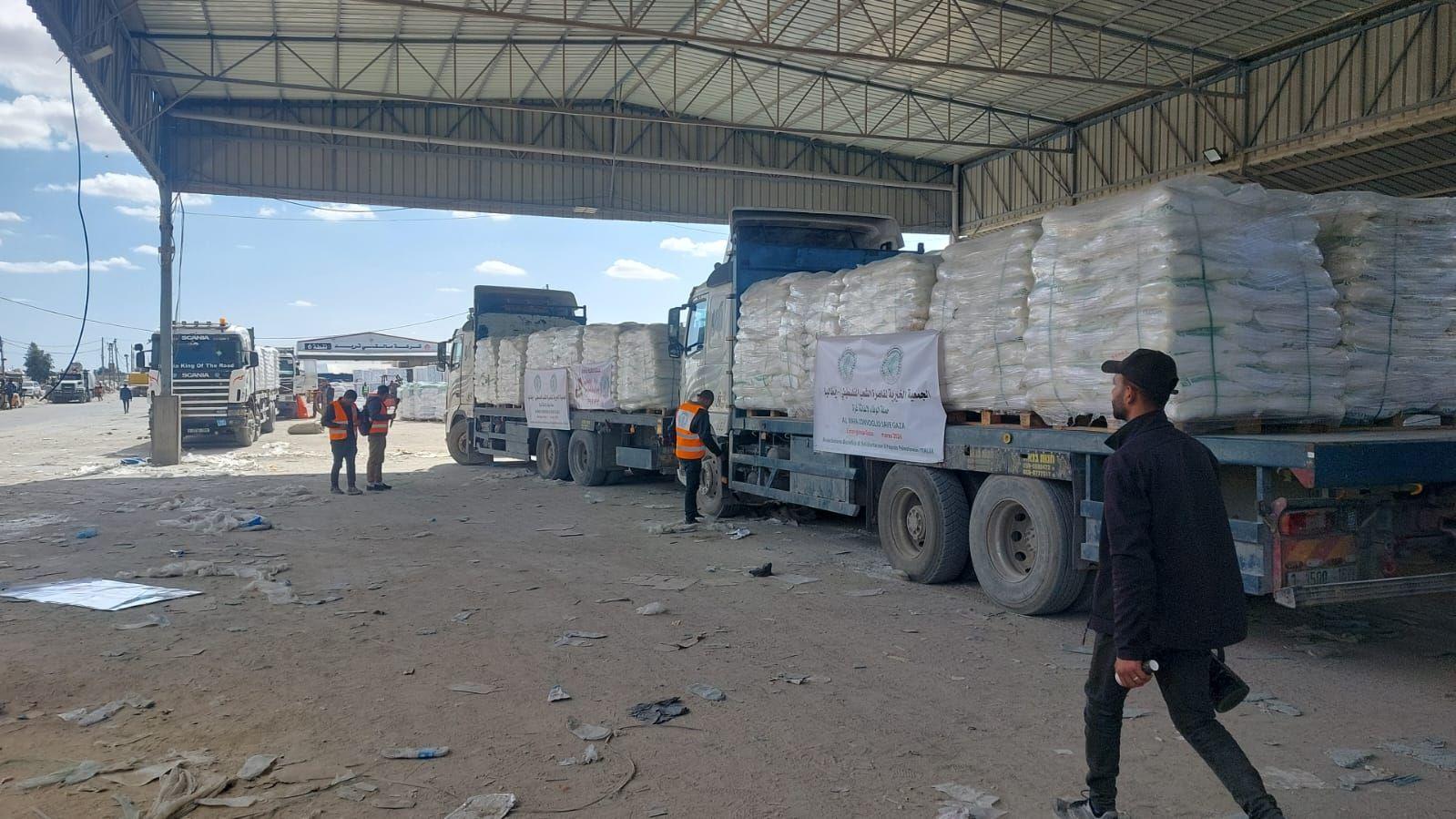 الشاحنات تستعد لتوصيل المساعدات انطلاقاً من رفح الفلسطينية
