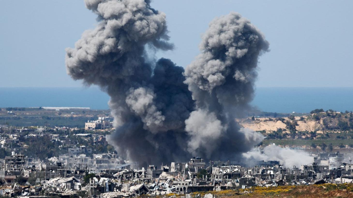 دخان متصاعد بعد قصف إسرائيلي على قطاع غزة