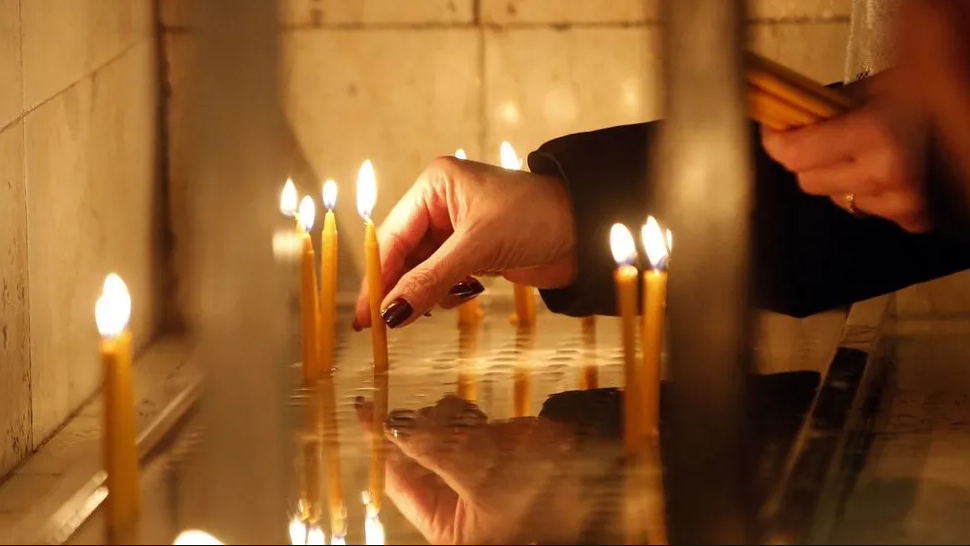 مسيحية إيرانية توقد الشموع احتفالا برأس السنة في طهران