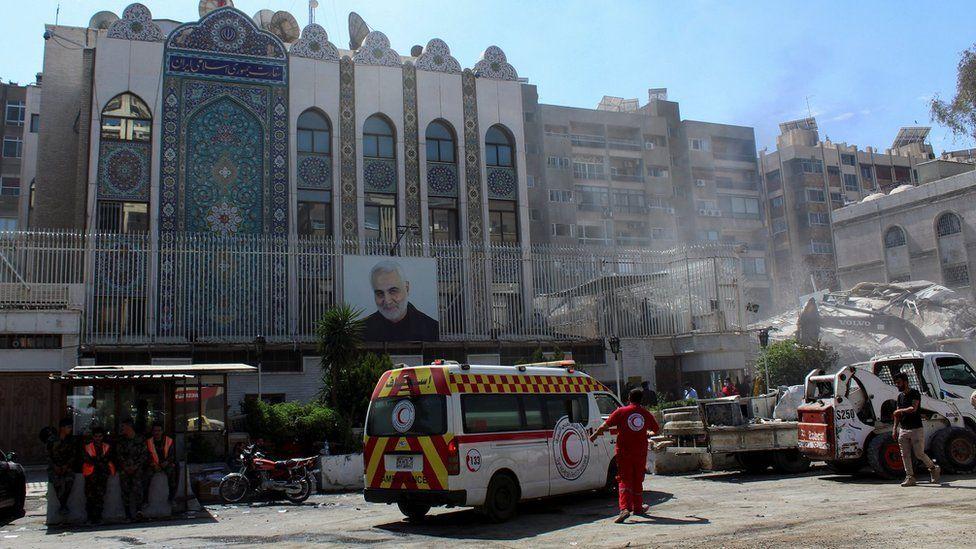 دمرت الغارة الجوية مبنى القنصلية الإيرانية (يميناً) بجوار سفارة إيران في دمشق