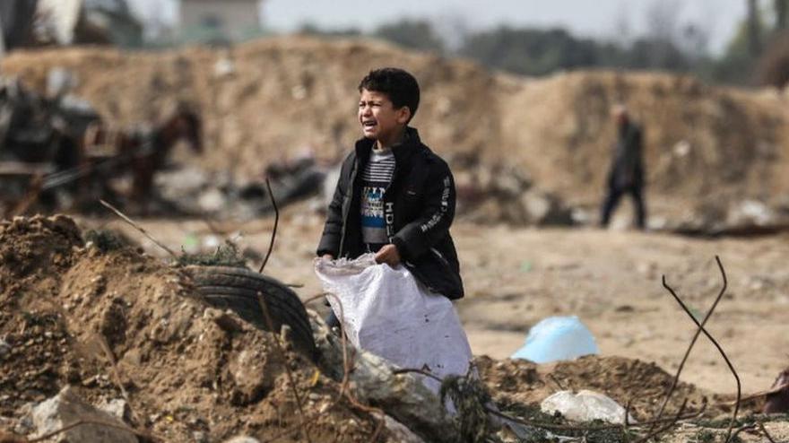 طفل فلسطيني يبكي بين الركام والدمار في منطقة المغازي وسط قطاع غزة