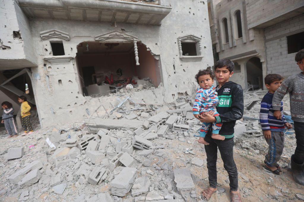 مبنى مدمر بعد الغارة الجوية الإسرائيلية في خان يونس، غزة في 29 آذار (مارس)