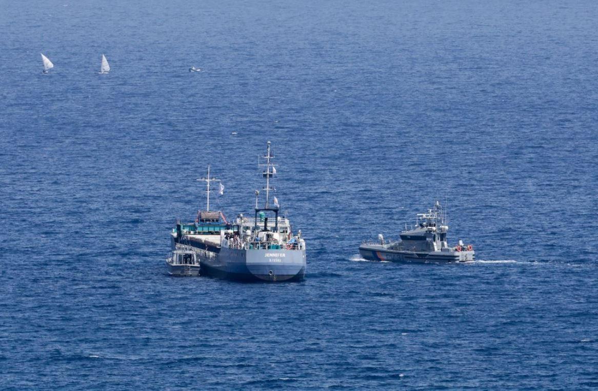 سفينة شحن تنقل مساعدات إنسانية لغزة ترافقها سفن شرطة الميناء والشرطة البحرية القبرصية، كما تظهر من لارنكا، قبرص، في 30 آذار (مارس)