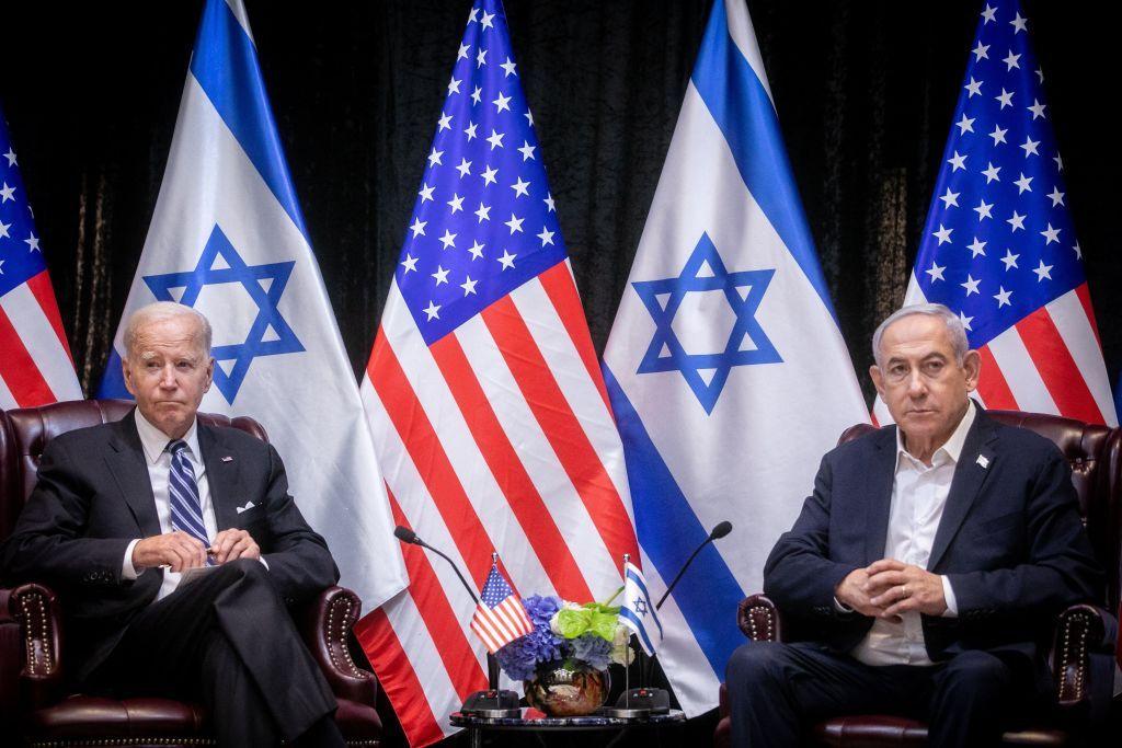 الرئيس الأميركي جو بايدن (يسار)، يجلس مع رئيس الوزراء الإسرائيلي بنيامين نتانياهو، في بداية اجتماع مجلس الوزراء الحربي الإسرائيلي، في تل أبيب في 18 تشرين الأول (أكتوبر) 2023