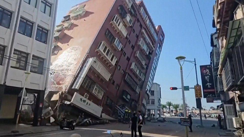 أضرار أحدثها الزلزال في بعض المباني (TVBS)