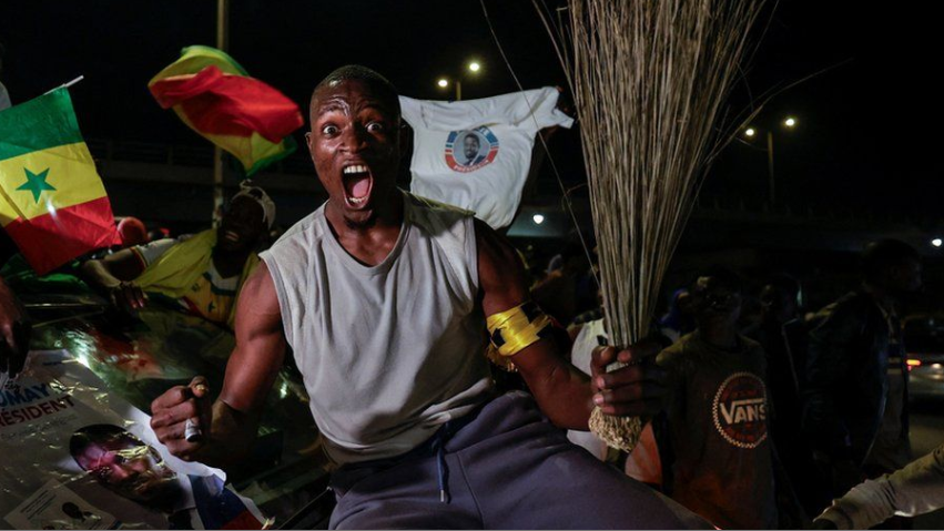 ضجت شوارع العاصمة السنغالية داكار بالاحتفالات، بعد أن أشارت النتائج الأولية إلى تقدم باسيرو ديوماي فاي