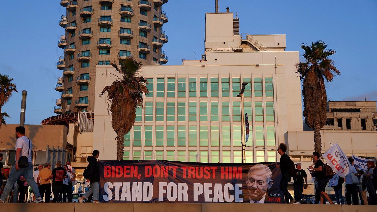 وقفة أمام السفارة الأميركية في تل أبيب مناهضة لنتانياهو