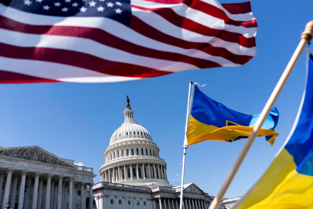 العلمان الأميركي والأوكراني يرفرفان بالقرب من مبنى الكابيتول في 20 نيسان (أبريل) 2024 في واشنطن العاصمة