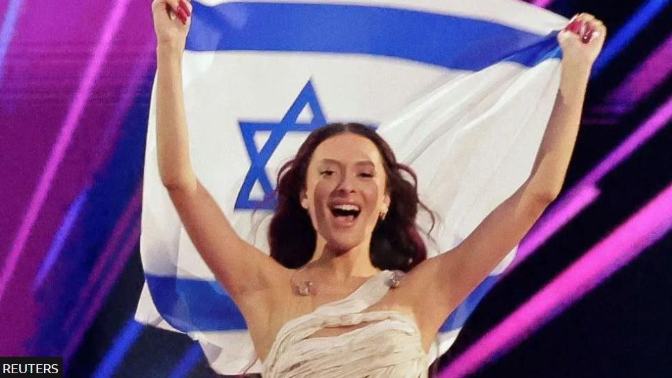المتسابقة الإسرائيلية عيدن غولان تدخل مسابقة اليوروفيجن حاملة العلم الإسرائيلي