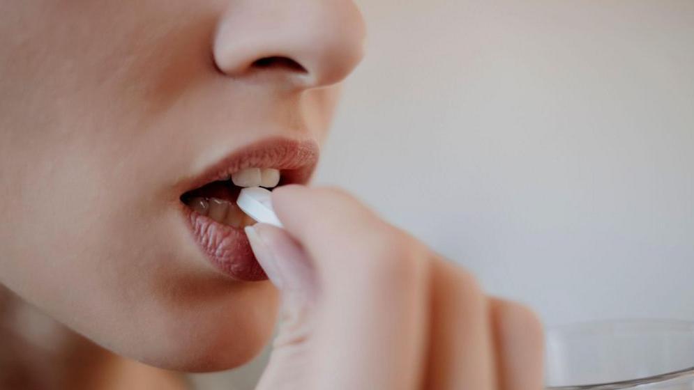 امرأة تتناول مضادات الاكتئاب