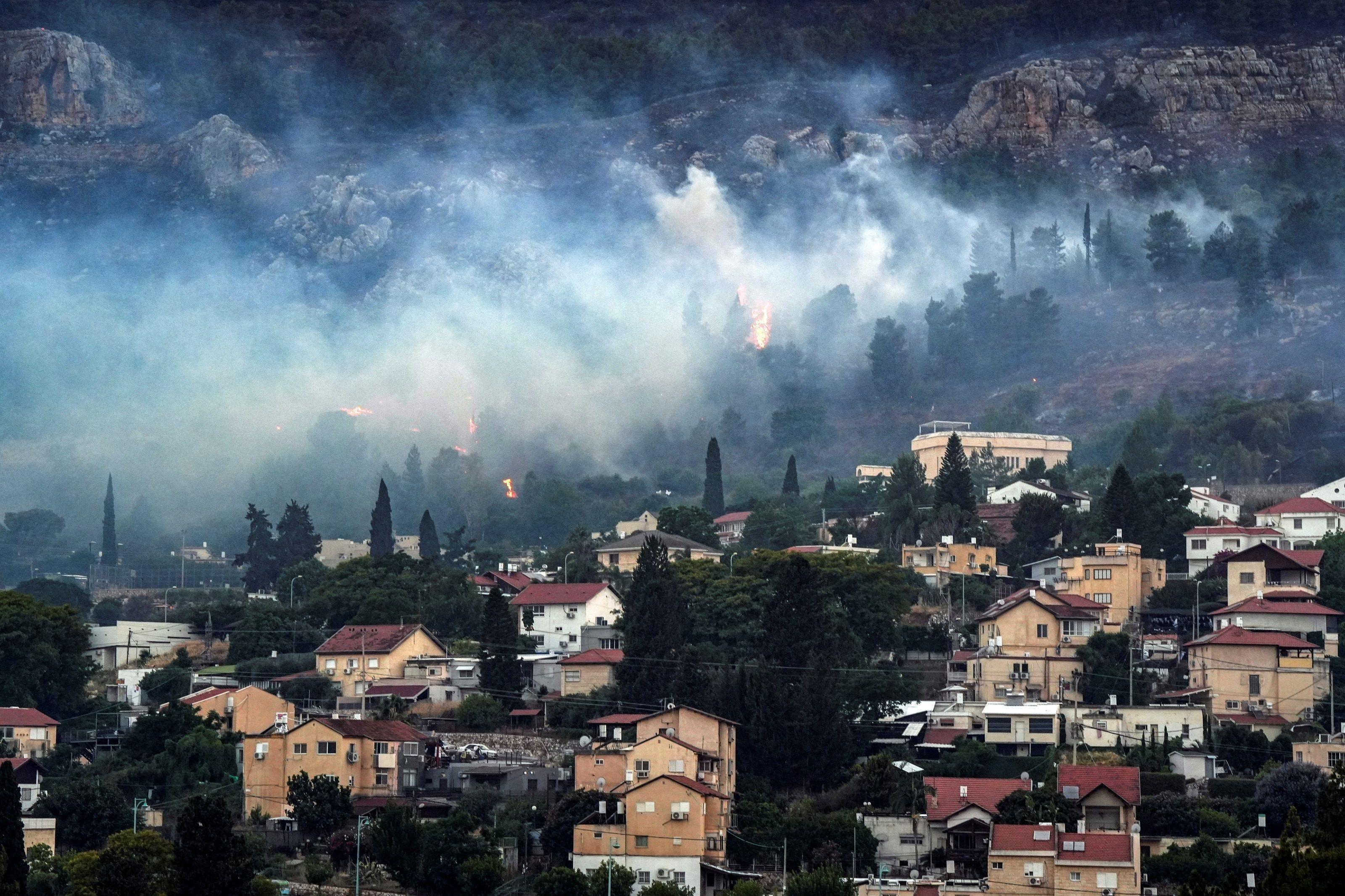 الدخان والنار يغطيان المنطقة في أعقاب الهجمات الصاروخية من لبنان
