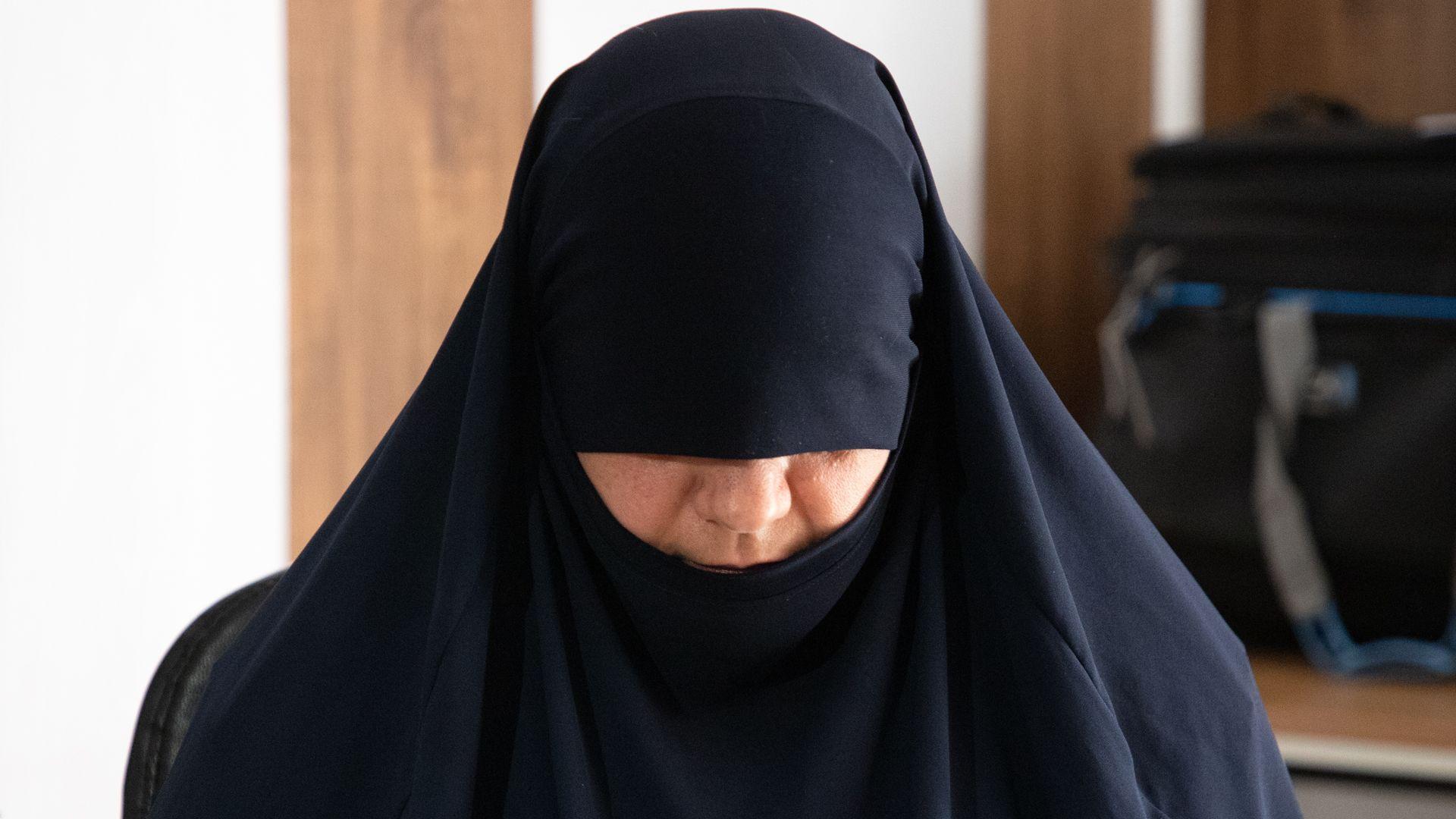 أم حذيفة، الزوجة الأولى لزعيم تنظيم الدولة الإسلامية الراحل أبو بكر البغدادي، مسجونة الآن في العراق