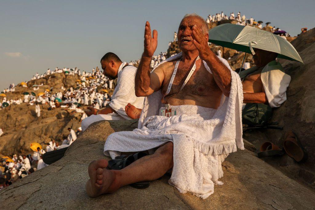 حاج يصلي على جبل عرفات في يوم عرفة