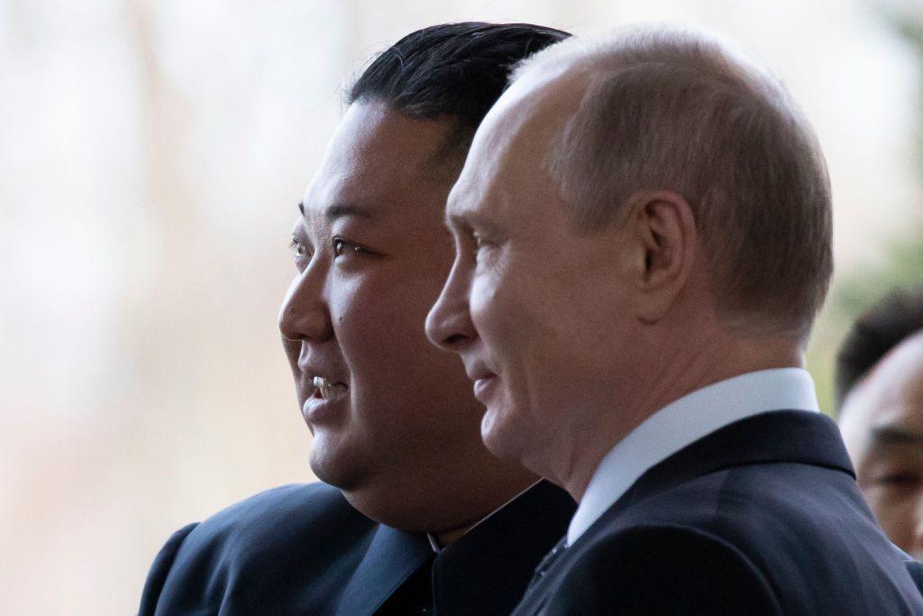 صورة أرشيفية للرئيسين الروسي، فلاديمير بوتين(يمين) والكوري الشمالي كيم جونغ أون(يسار)