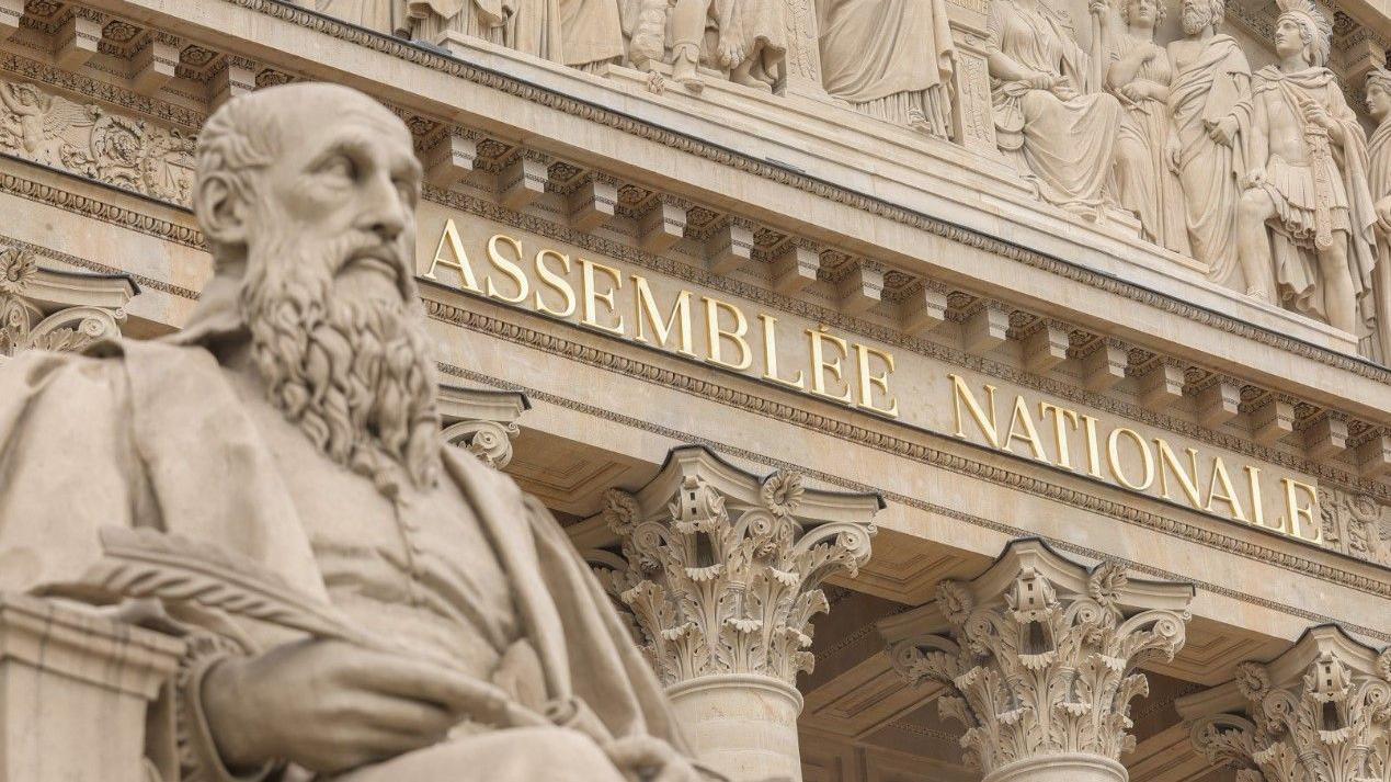 تتألف الجمعية الوطنية (البرلمان الفرنسي) من 577 مقعدا