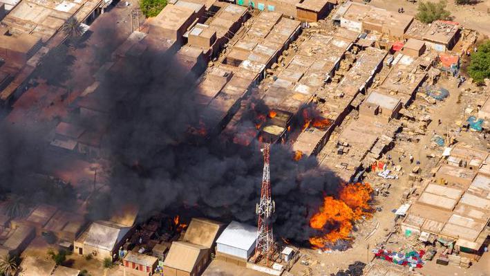 صورة جوية تظهر ألسنة النيران في سوق حي العرب بمدينة أم درمان بتاريخ 2 يونيو 2023