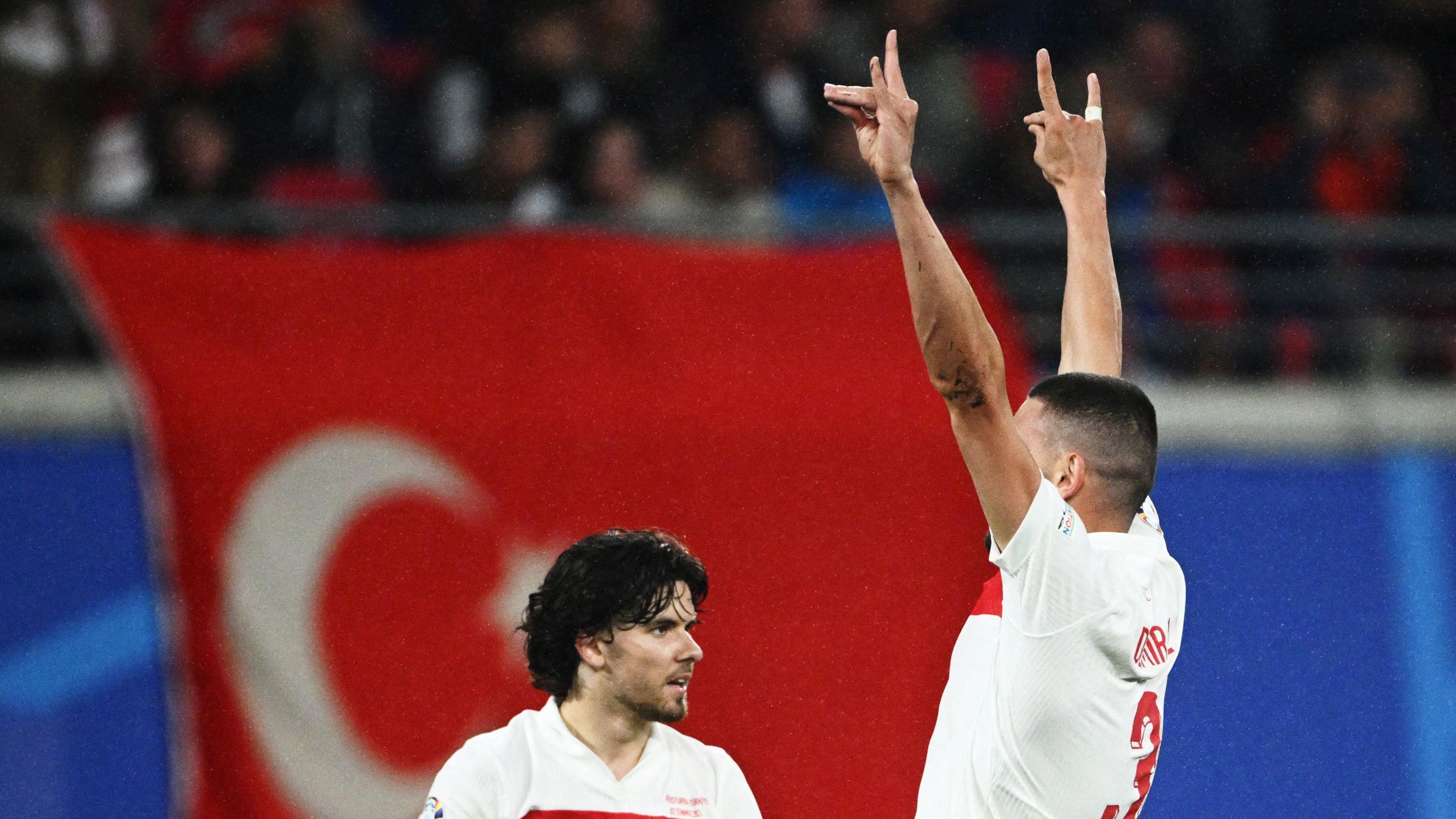 لاعب كرة القدم التركي ميريه ديميرال يحتفل بهدفه أمام النمسا بإشارة الذئب