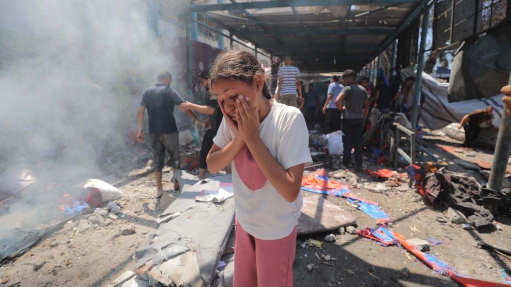 طفلة فلسطينية تبكي بعد قصف إسرائيل مدرسة تابعة لوكالة الأونروا