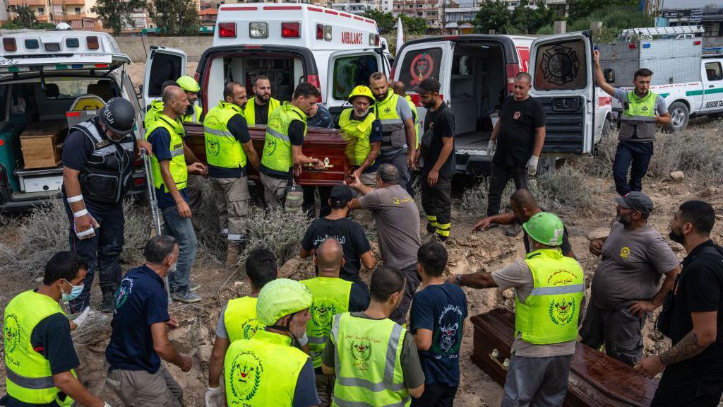 جنازة خمسة من العاملين في الدفاع المدني قتلوا في هجوم إسرائيلي على قرية دردغيا في جنوب لبنان 10 أكتوبر