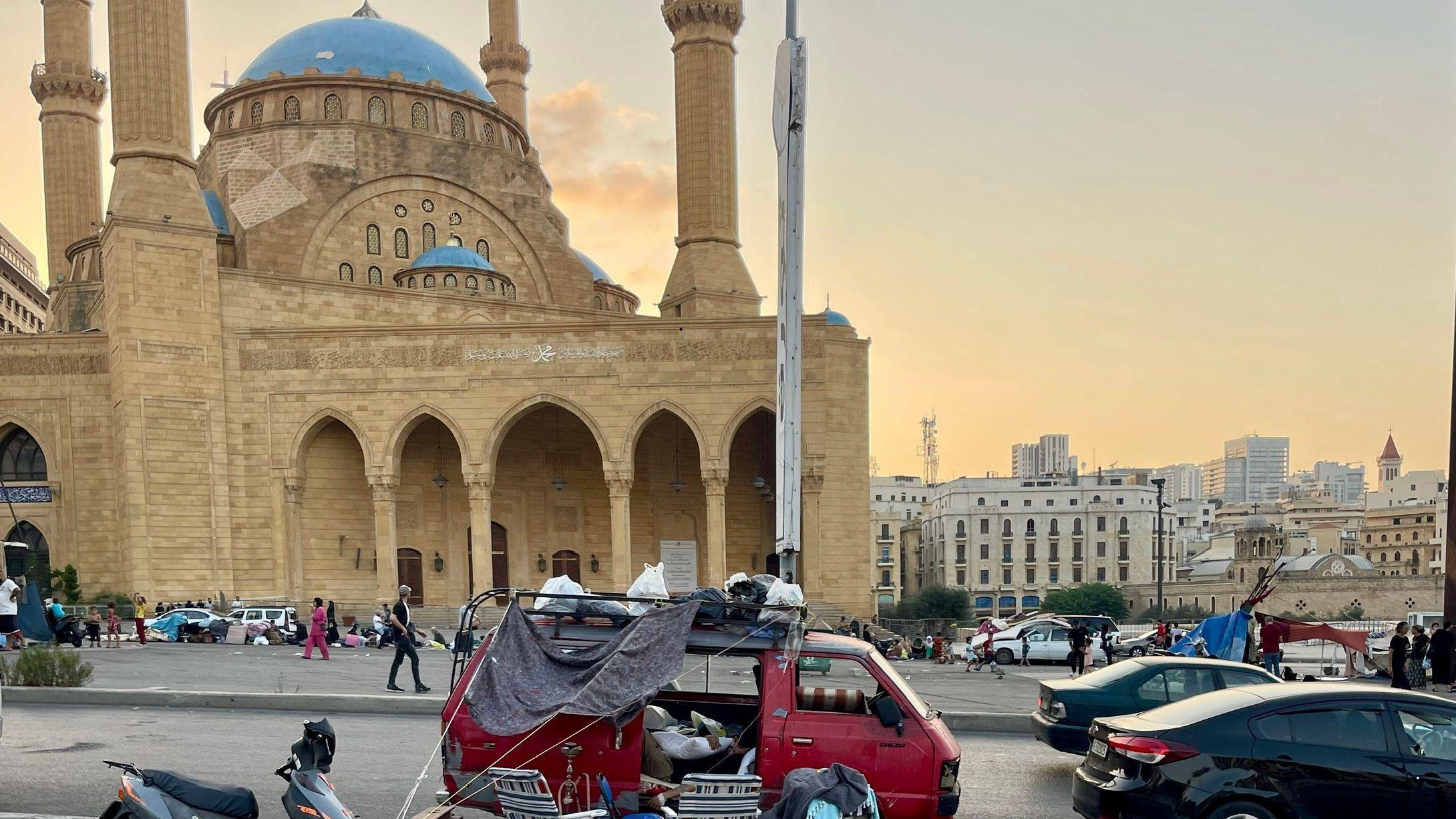 يعيشون في سيارة فان أمام مسجد محمد الأمين