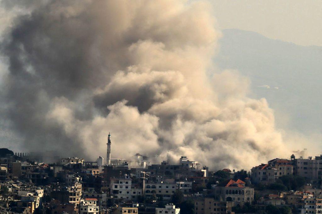 انفجارات جنوبي لبنان جراء ما يقال عن أن الجيش الإسرائيلي يهدم مساكن في بلدة الخيام الحدودية في 1 ديسمبر 2024