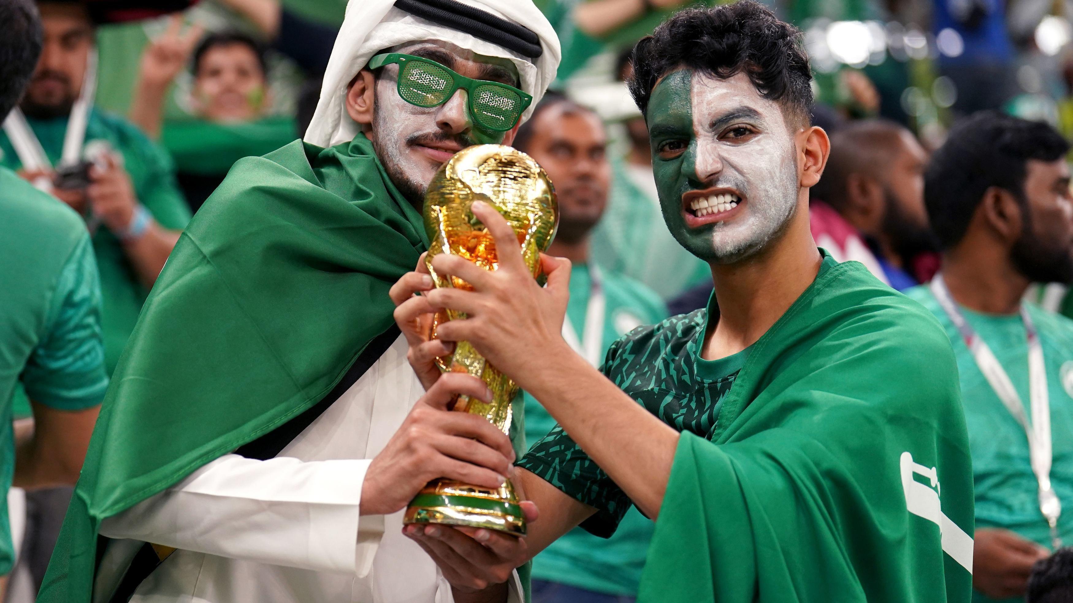 شابان سعوديان يحملان كأس العالم