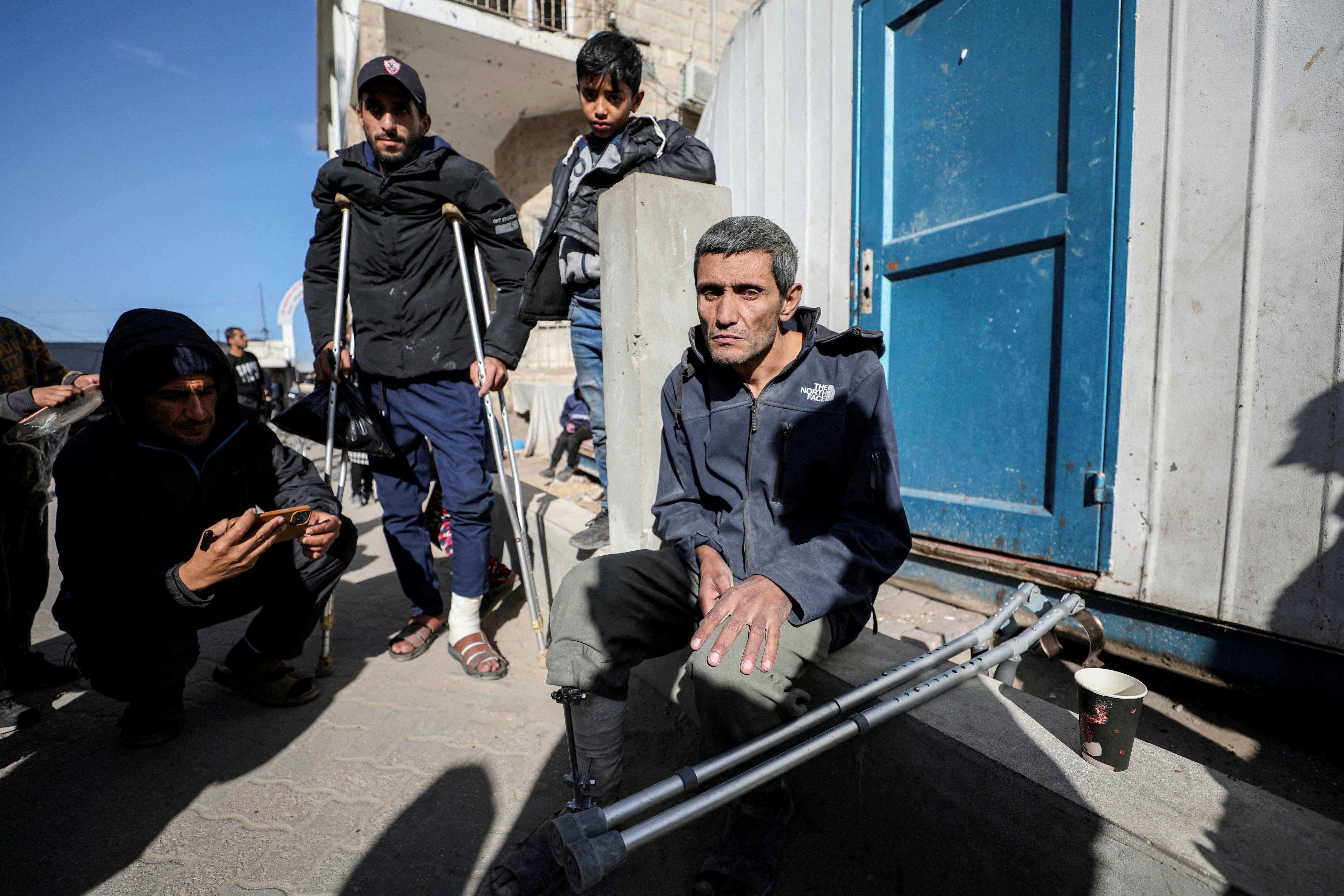 فلسطينيون خرجوا من مستشفى كمال عدوان شمال غزة بعد أن داهمت القوات الإسرائيلية المستشفى، 28 ديسمبر/ كانون أول 2024