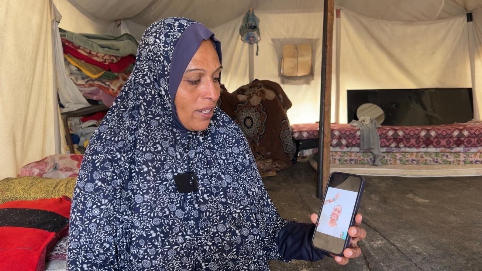 لينا الدباح تعرض صورة لابنتها آية