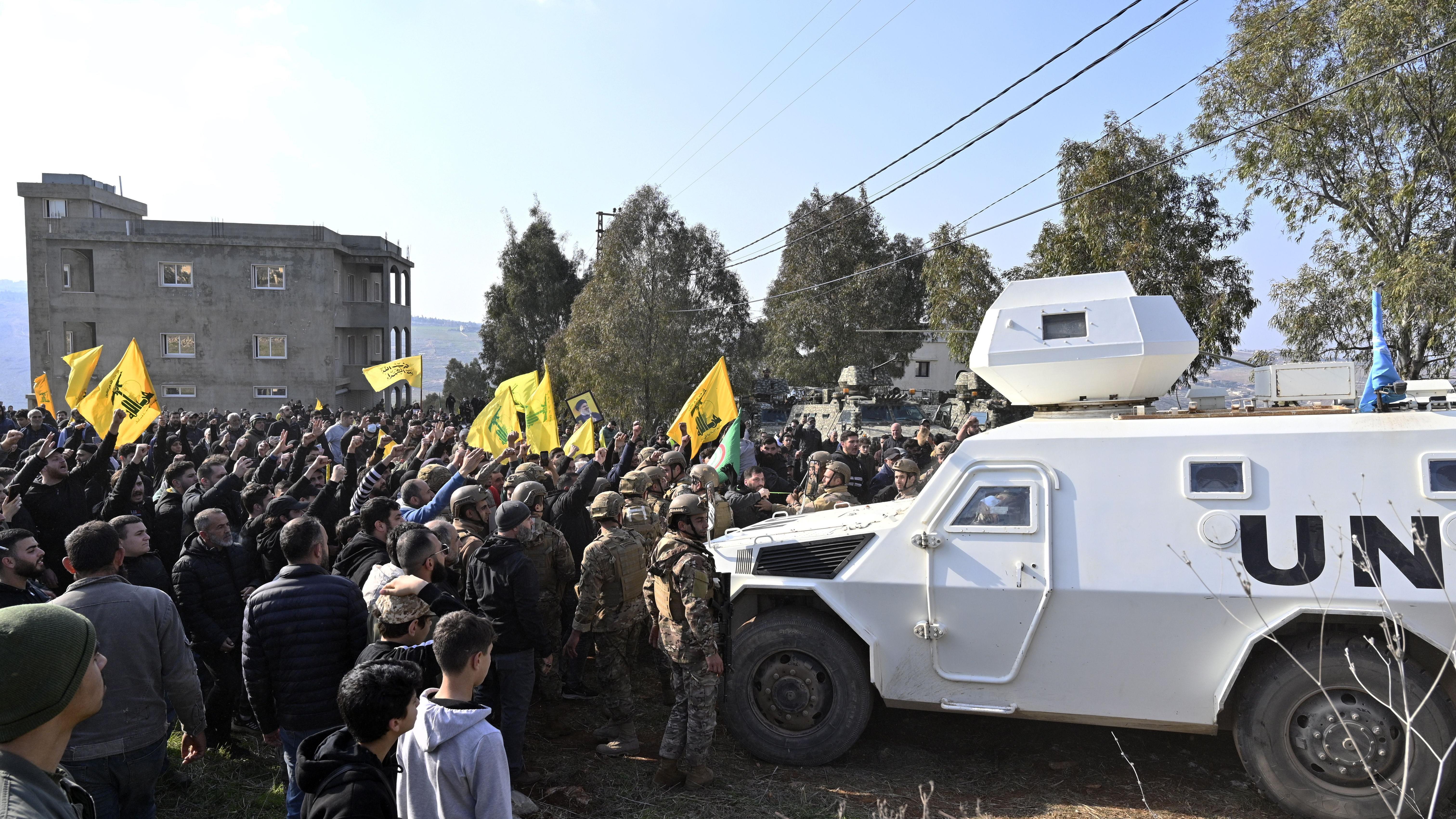 مئات اللبنانيين احتشدوا يوم الأحد لدخول بلداتهم التي يتمركز فيها الجيش الإسرائيلي في جنوب لبنان