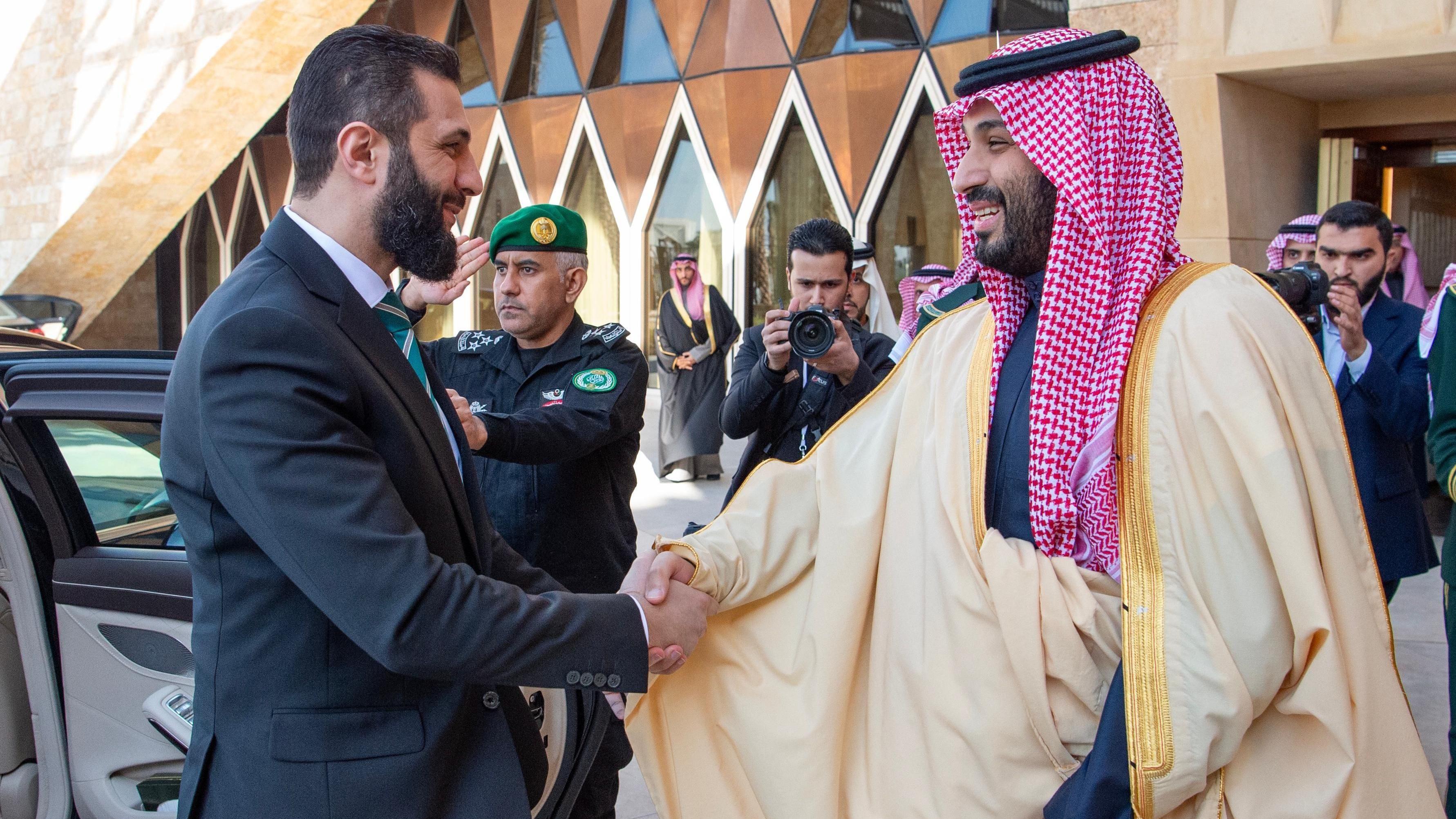 الشرع يلتقي ولي العهد السعودي محمد بن سلمان (© SAUDI ROYAL PALACE)