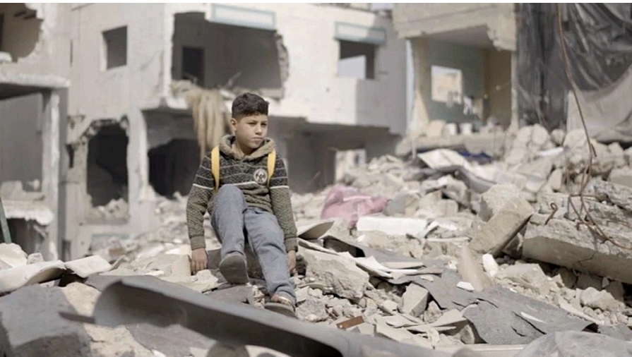 طفل فلسطيني يبلغ من العمر 10 سنوات من غزة - BBC
