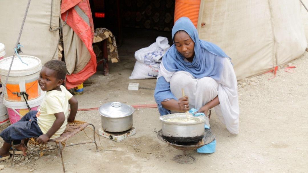 المعلمة السودانية حواء مصطفى في إحدى الخيام - BBC