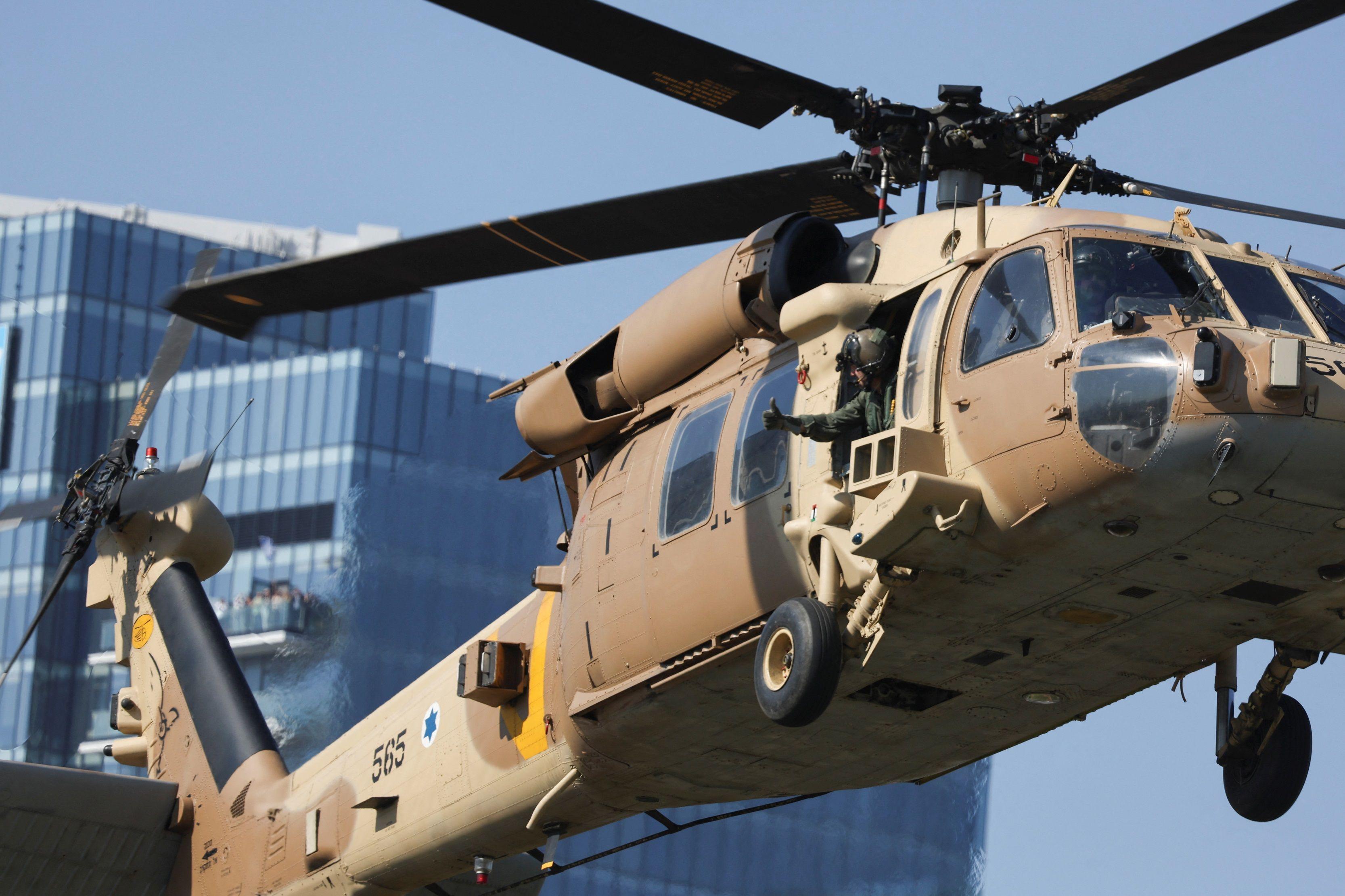 مروحية إسرائيلية خلال إحدى عمليات التبادل - Reuters