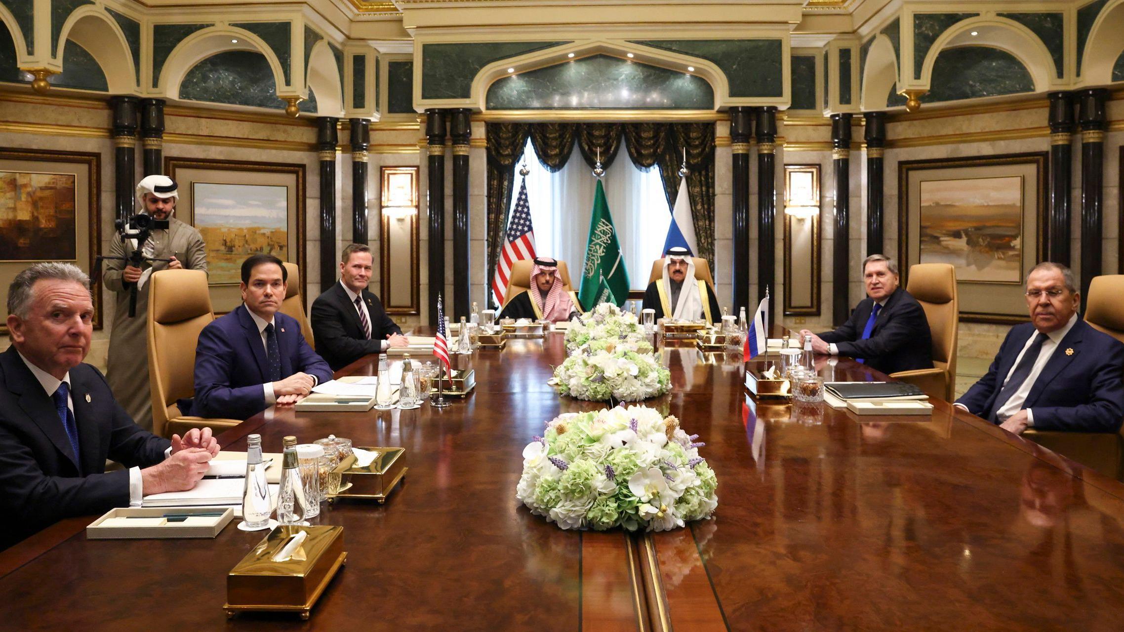 (من اليسار إلى اليمين) المبعوث الأمريكي للشرق الأوسط ستيف ويتكوف، ووزير الخارجية ماركو روبيو، ومستشار الأمن القومي مايك والتز، ووزير الخارجية السعودي الأمير فيصل بن فرحان آل سعود، ومستشار الأمن القومي مسعد بن محمد العيبان، ومستشار الرئيس الروسي للسياسة الخارجية يوري أوشاكوف، ووزير الخارجية الروسي سيرجي لافروف يحضرون اجتماعًا معًا في قصر الدرعية بالرياض في 18 فبراير/ شباط 2025. - Getty Images