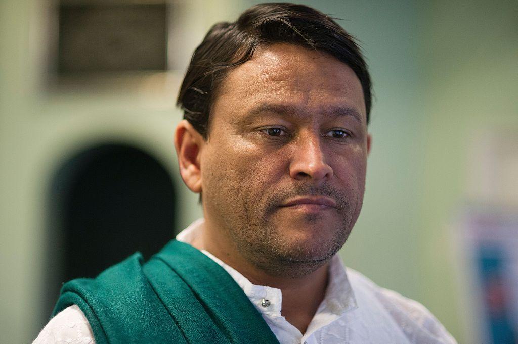يستعد الإمام محسن هندريكس لبدء صلاة الجمعة في مسجد الدائرة الداخلية في وينبرج، في الثاني من سبتمبر/أيلول 2016، في كيب تاون. يرتدي دشداشاً أبيض ووشاحاً أخضر على كتفه - AFP via Getty Images