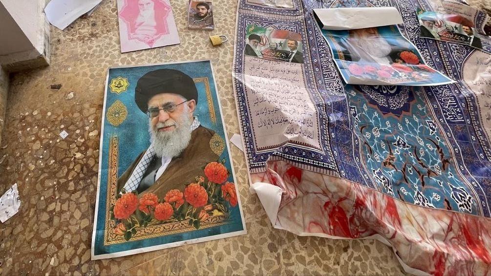 ملصقات متناثرة في كل مكان على الأرض - BBC