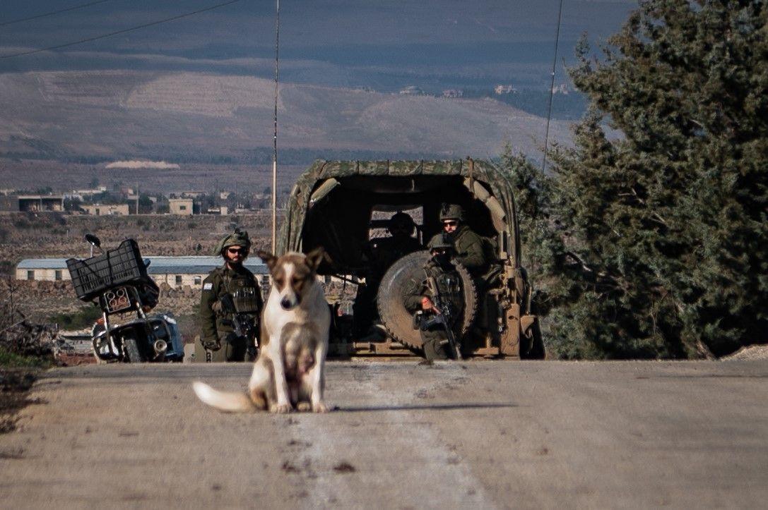 جنود إسرائيليون ينتظرون في منطقة الحمادية في محافظة القنيطرة الواقعة في مرتفعات الجولان السورية - 6 يناير 2025. - Getty Images