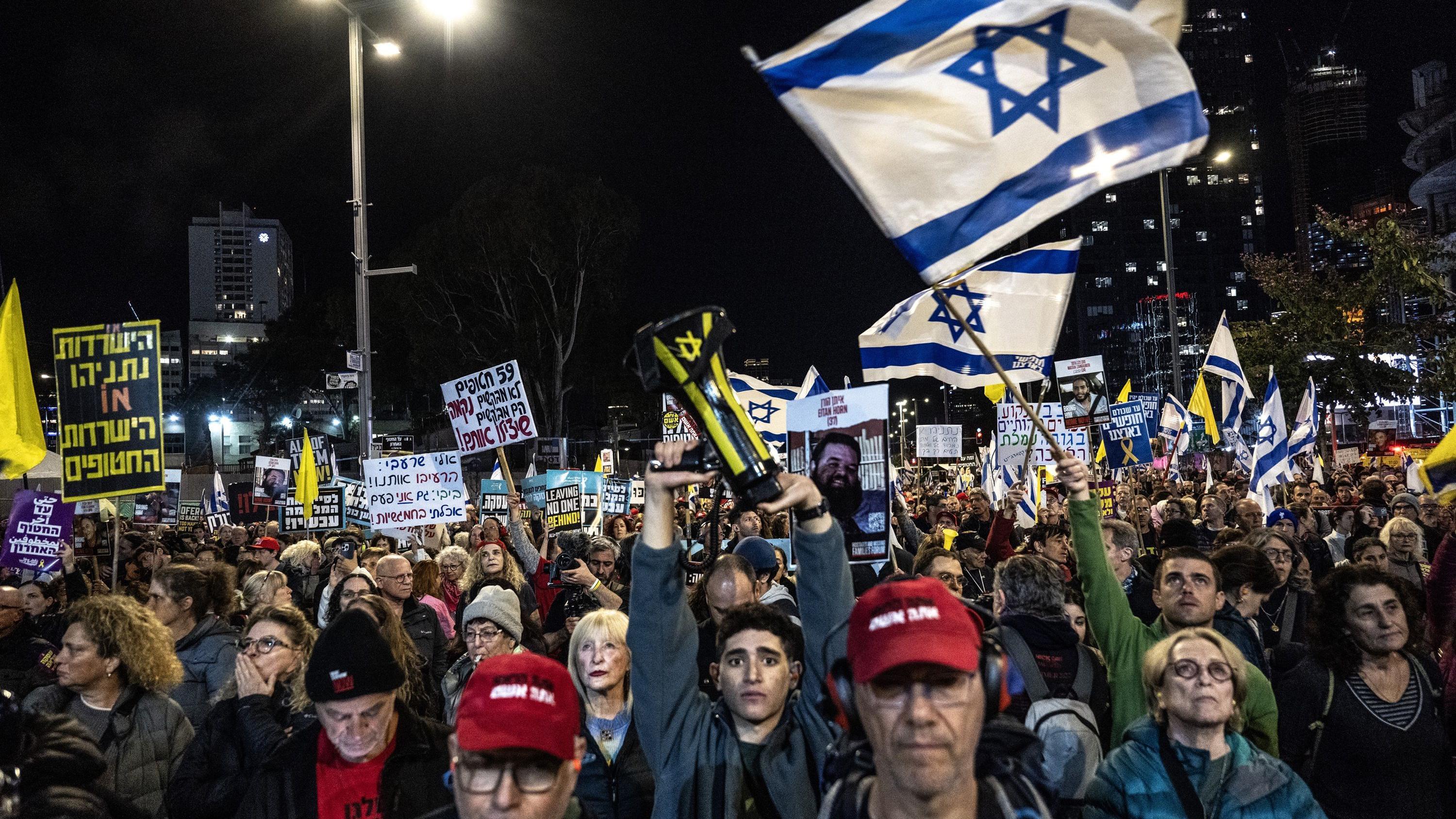 أقارب رهائن إسرائيليين يتجمعون في شارع للمطالبة ببدء المرحلة الثانية من اتفاق التبادل بين حماس وإسرائيل في تل أبيب - Getty Images