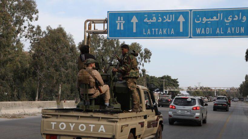 عناصر من الجيش السوري الجديد يتنقلون بين طرطوس واللاذقية في 7 مارس 2025 - Getty Images