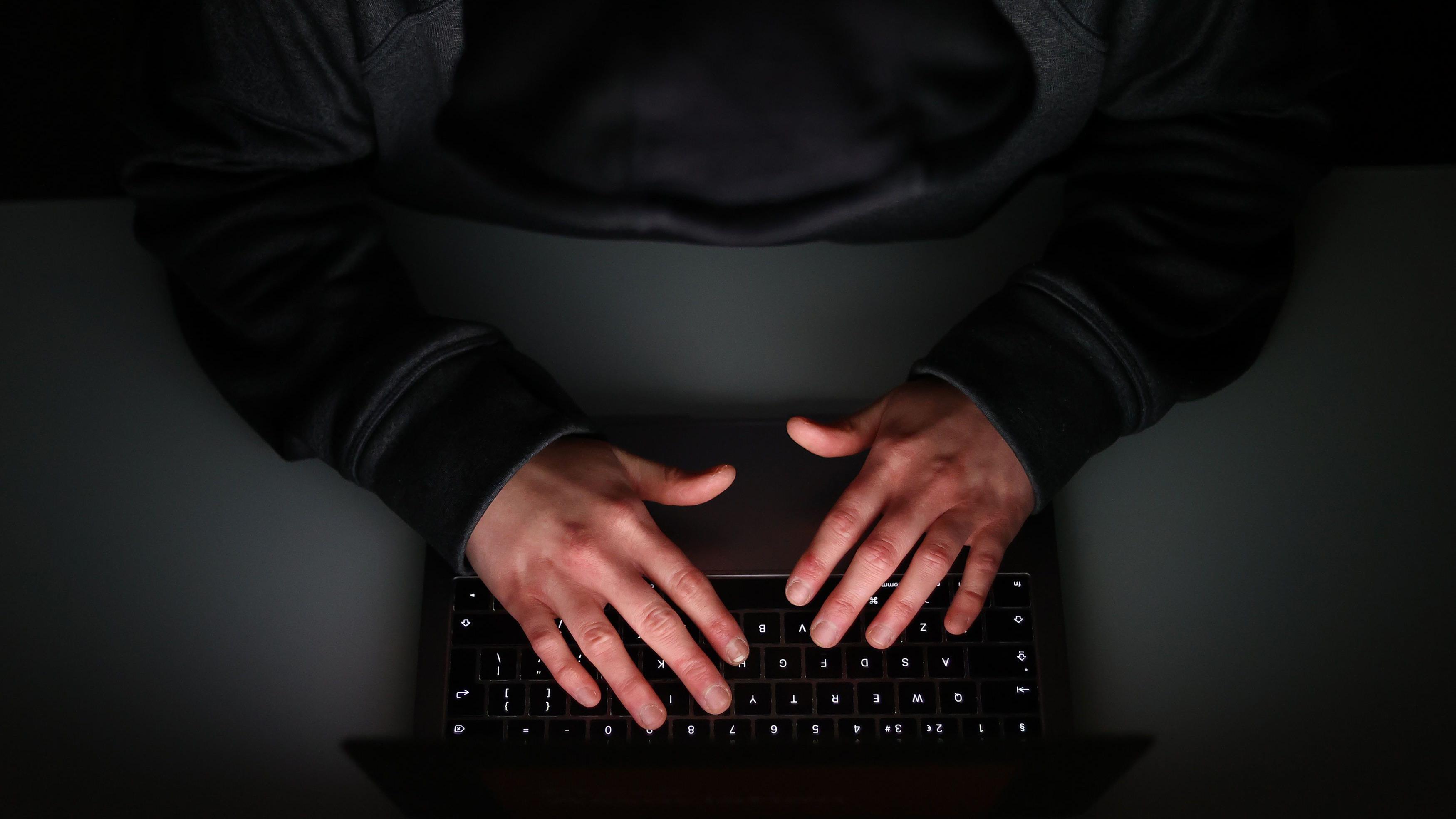 شخص يكتب على لوحة كمبيوتر - PA Media