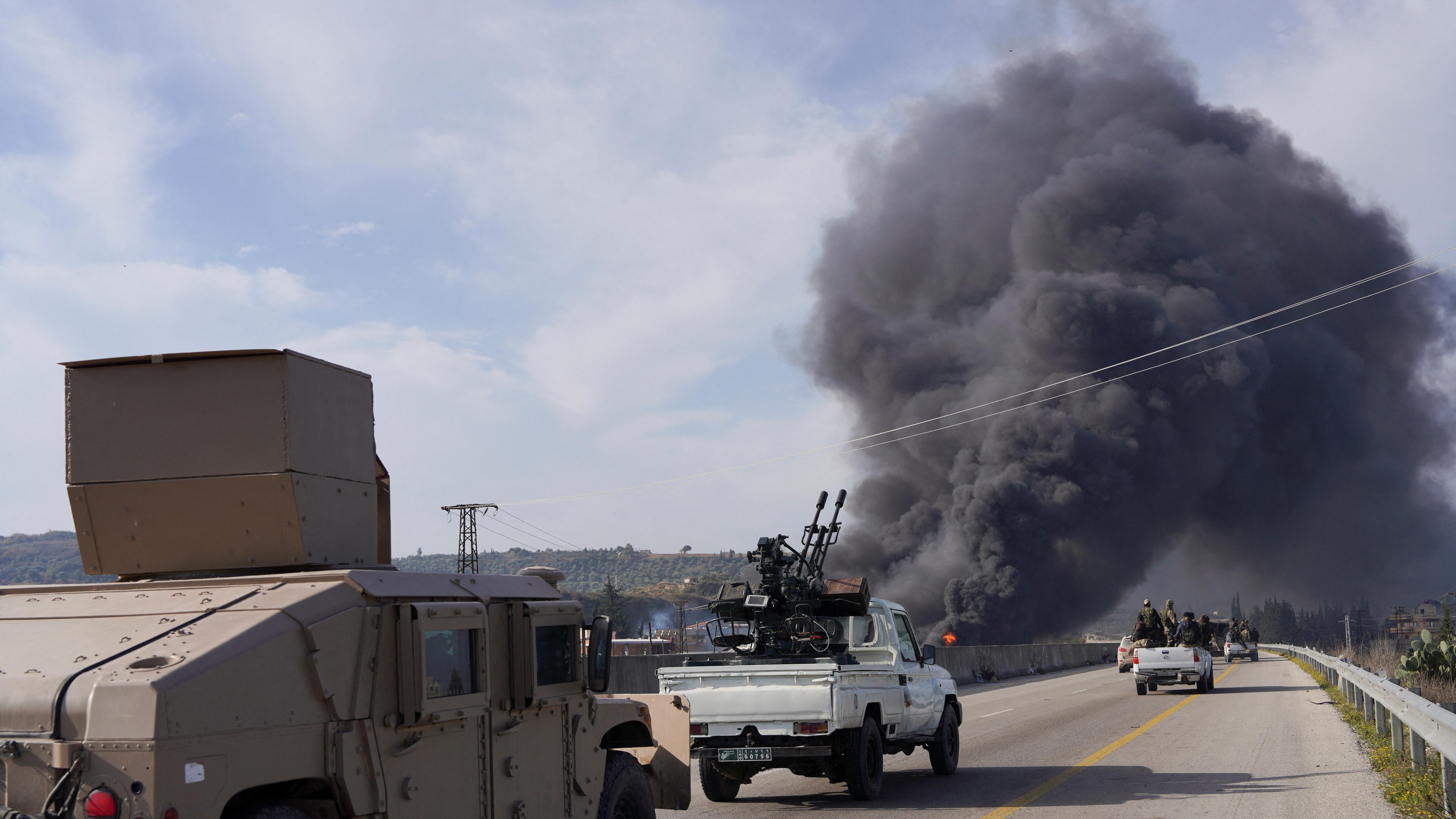 أعمدة الدخان تتصاعد على إثر استمرار الاشتباكات في اللاذقية شمال غربي سوريا. - Reuters