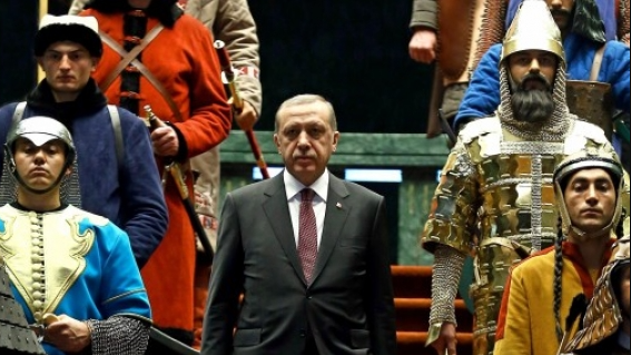 أردوغان وسط الحاشية - Getty Images